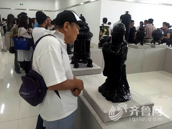 当天的黑陶精品展不仅引得了章丘市的20多家厂家参与展出,还有50多家外地厂家展出。